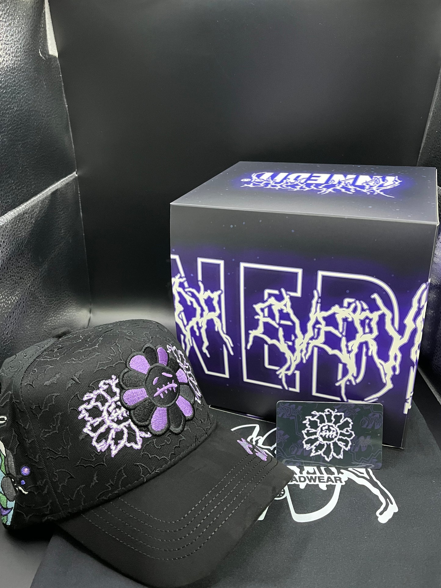 Innedit x Anymore : mura eléctric